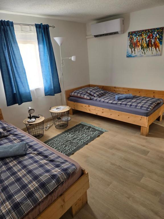 Posteľ alebo postele v izbe v ubytovaní Nagyi Vendégház Kecskemét