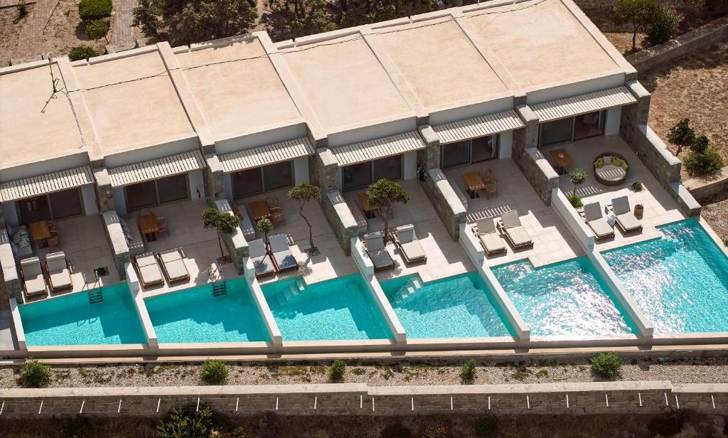 Bazén v ubytování Hotel Milos Sea Resort nebo v jeho okolí