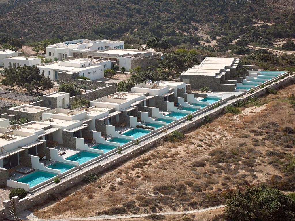 Bazén v ubytování Hotel Milos Sea Resort nebo v jeho okolí