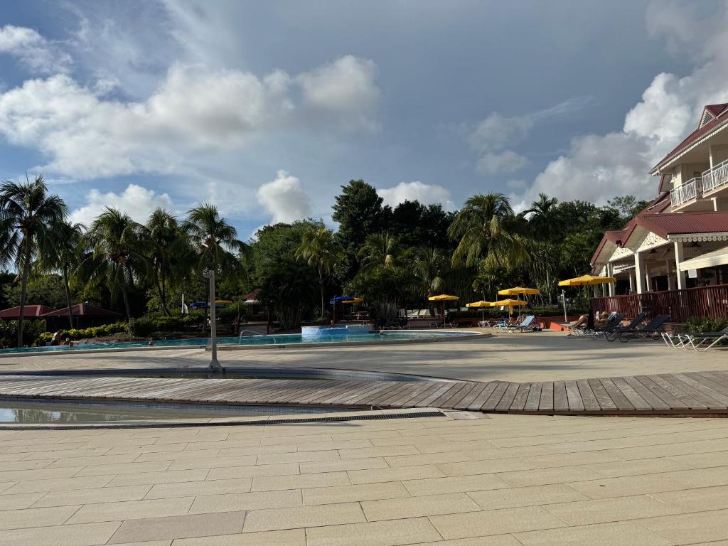 Bazén v ubytování Kaz Caraïbes, piscine & plage nebo v jeho okolí
