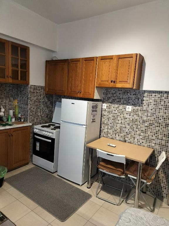 Kuchnia lub aneks kuchenny w obiekcie Άνετη διαμονή στο κέντρο της Ανατολής