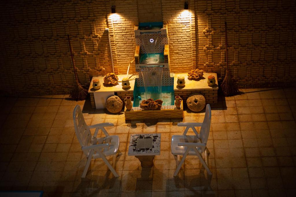 een kamer met 2 stoelen en een tafel bij Dar Othmen in Tozeur