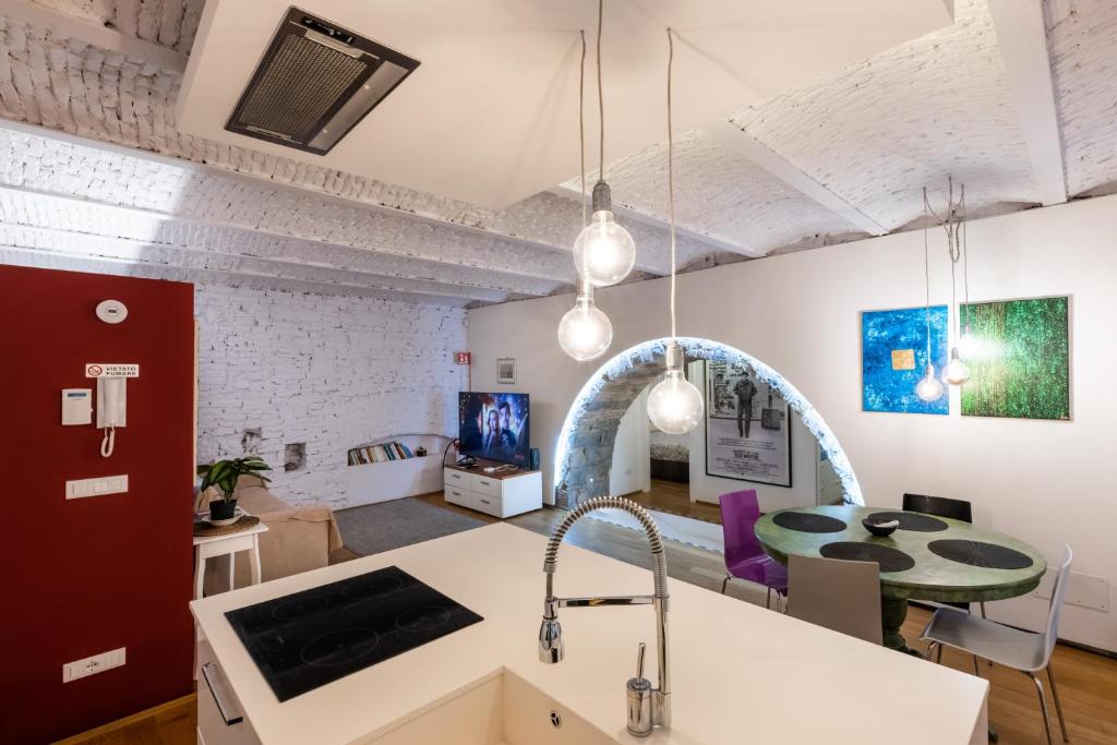 cocina y sala de estar con fregadero y mesa en Simon's House, en Trieste