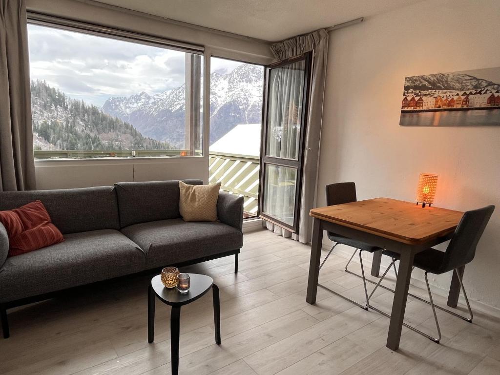 un salon avec un canapé et une table dans l'établissement Ski in-ski out-in the centre of Oz Station, à Oz