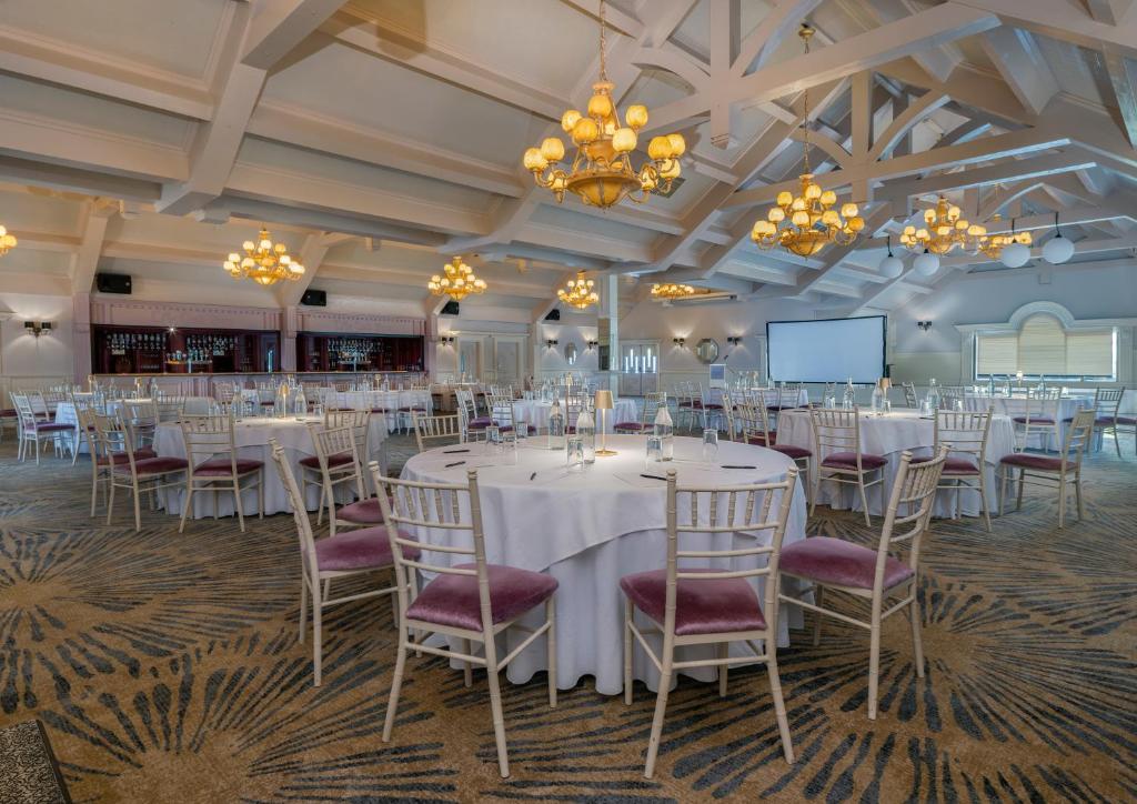 Restaurace v ubytování Treacys Oakwood Hotel, Shannon