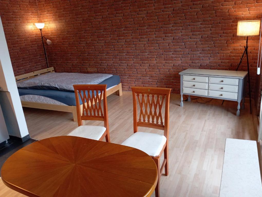 a room with a table and chairs and a bed at Fischeln schönes Apartment in Krefeld