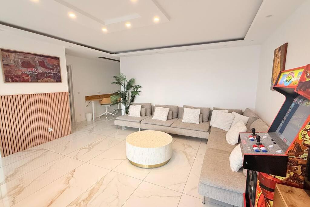 un salon avec un canapé et une table dans l'établissement Nice Apartment with amazing view of Paris with private Parking, à Paris