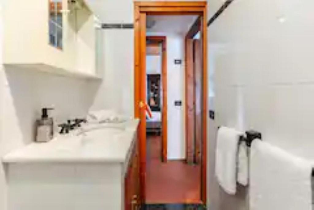 A bathroom at Toscana, La Terra Del Vino Sharon House per Degustare il Chianti!