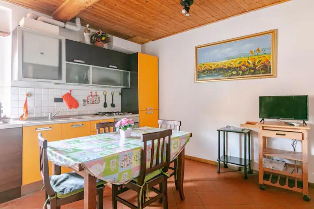 A kitchen or kitchenette at Toscana, La Terra Del Vino Sharon House per Degustare il Chianti!