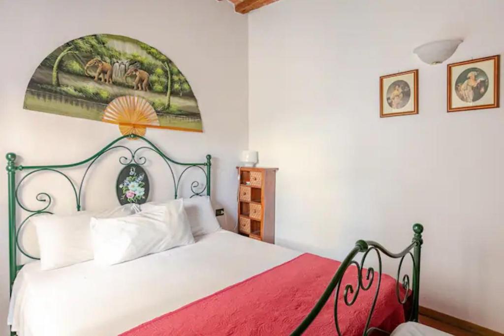 A bed or beds in a room at Toscana, La Terra Del Vino Sharon House per Degustare il Chianti!