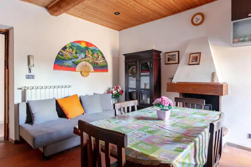 A seating area at Toscana, La Terra Del Vino Sharon House per Degustare il Chianti!