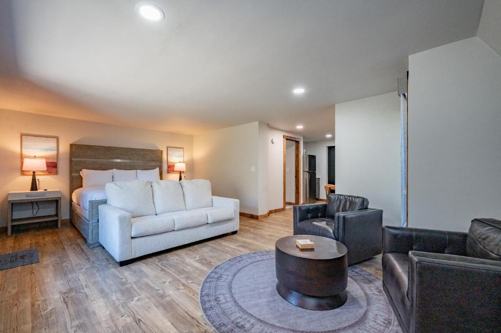 Posezení v ubytování Cove Creek Lodge 109 Lakeside Executive King Suite