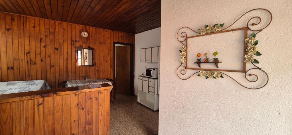 a kitchen with a counter and a mirror on the wall at Kitnet perto da rodoviária Campos do Jordão in Campos do Jordão