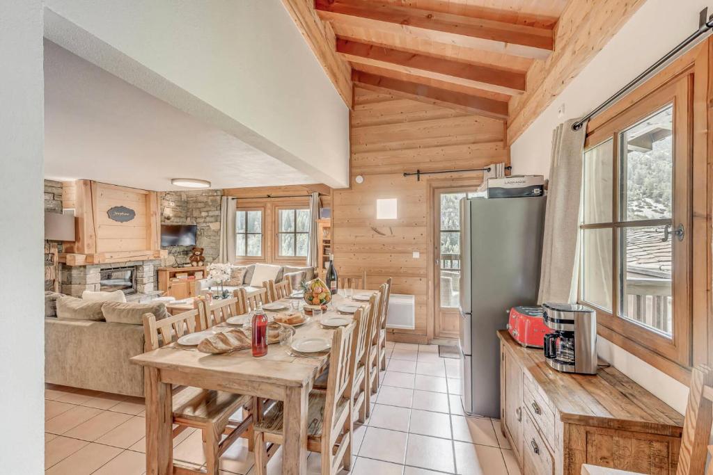 Kuchyňa alebo kuchynka v ubytovaní Chalet Josephine - Chalet - 108m² - 5 chambres, 5 salles de bain MAE-2024