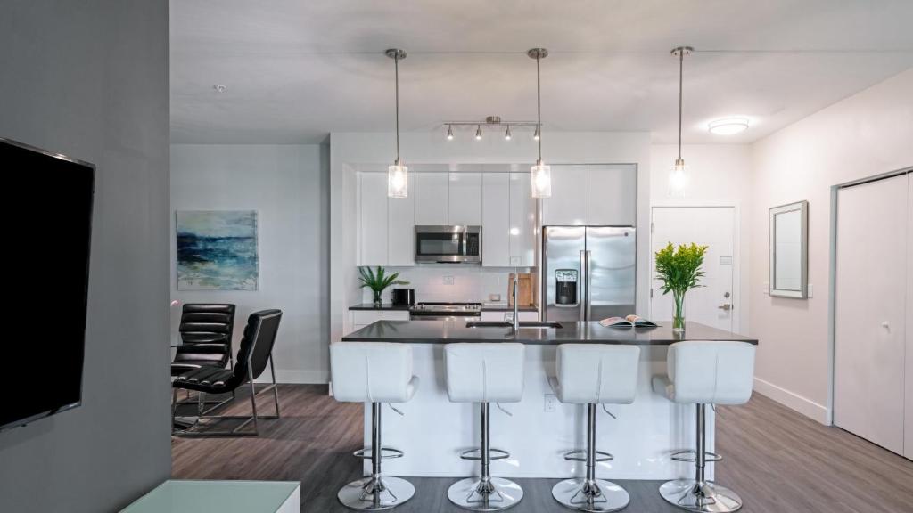 una cocina con isla con taburetes de bar en Spacious 2bedroom 2bath Nike Headquarters, en Beaverton