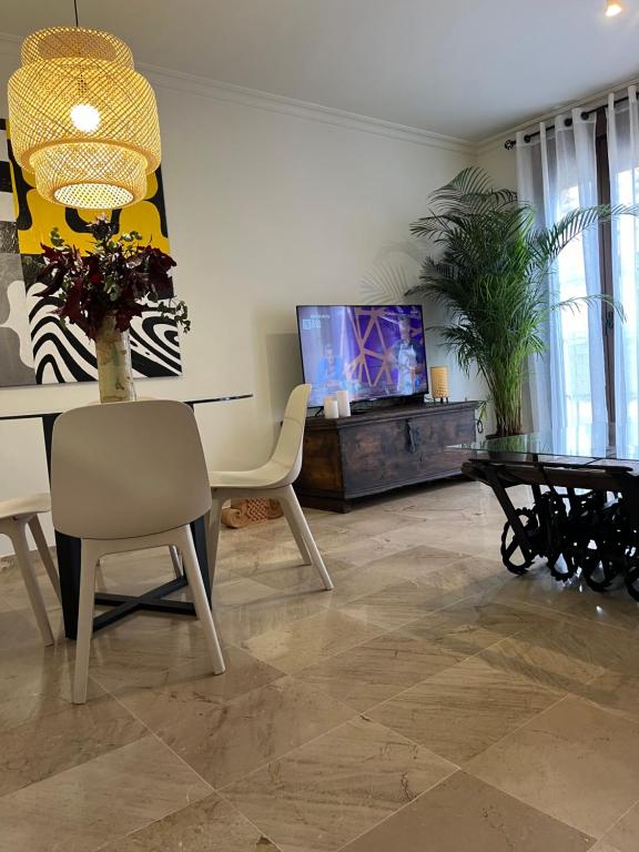 a living room with a table and a tv at Apartamento Trébol in Antequera