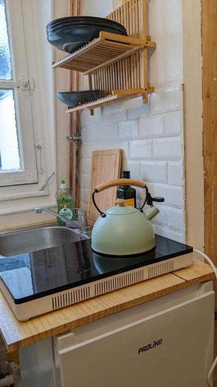 - une bouilloire sur une cuisinière dans l'établissement Studio Montmatre!, à Paris