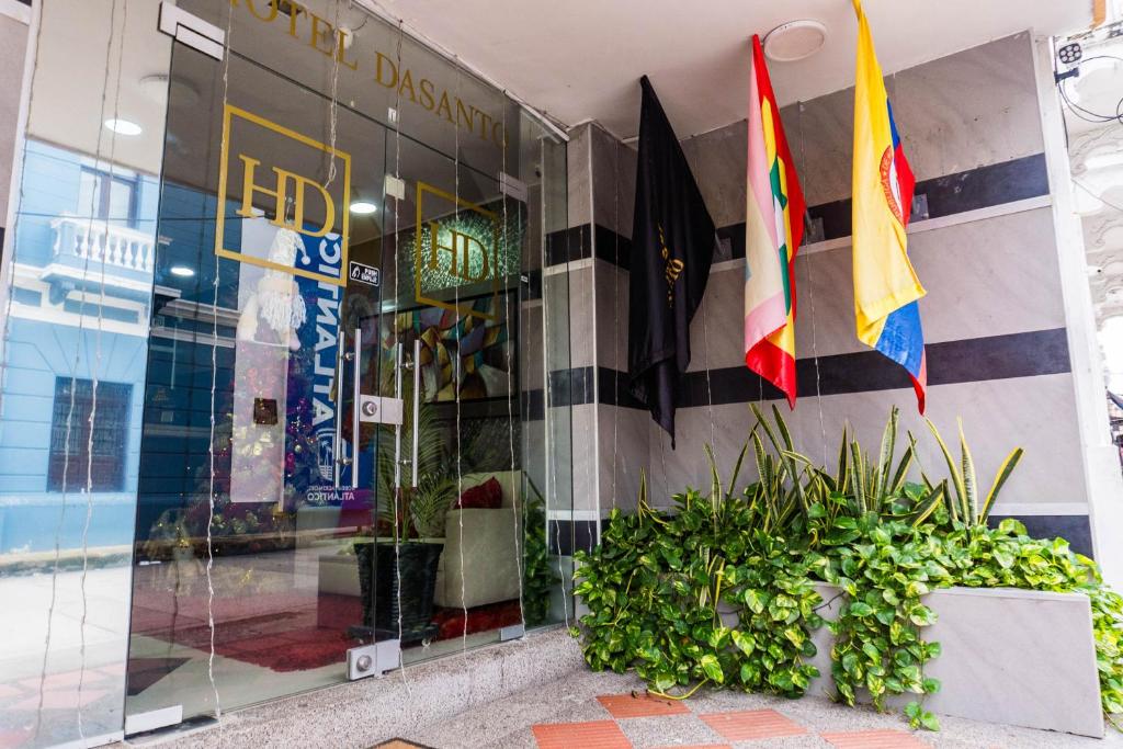 ein Gebäude mit Flaggen vor einem Geschäft in der Unterkunft HOTEL DASANTO HD in Barranquilla