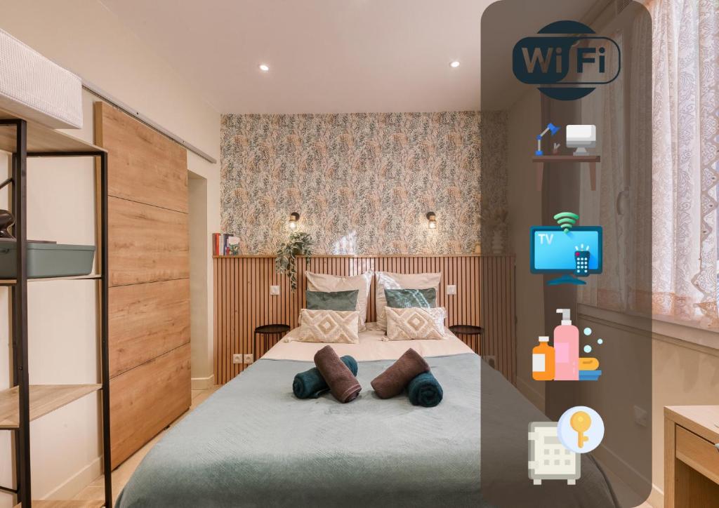 - une chambre avec un lit et une télévision dans l'établissement Evasion urbaine - Au pied des Quais de Seine, à LʼÎle-Saint-Denis