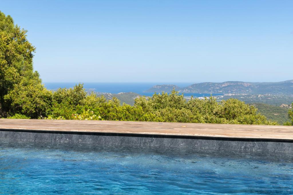 une piscine avec vue sur l'océan dans l'établissement Domaine Kalliste Porto Vecchio, à Porto-Vecchio