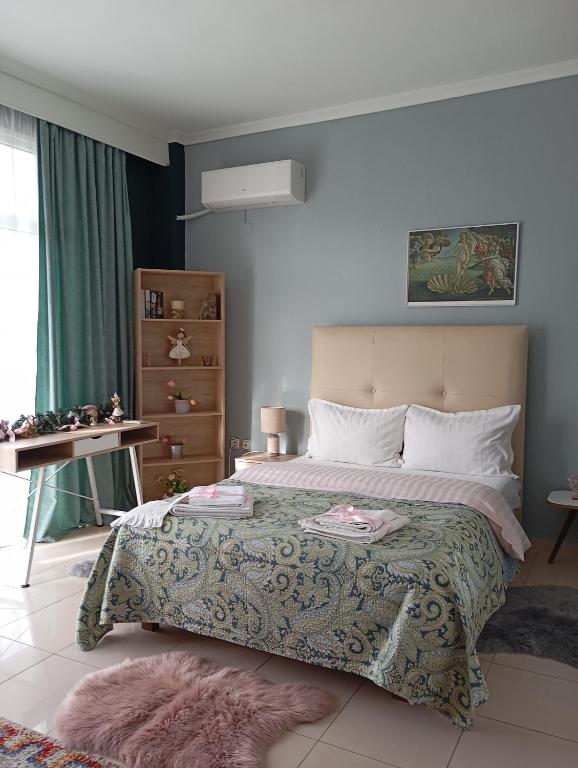 Postel nebo postele na pokoji v ubytování Hospitable appartment in the central park, Xanthi