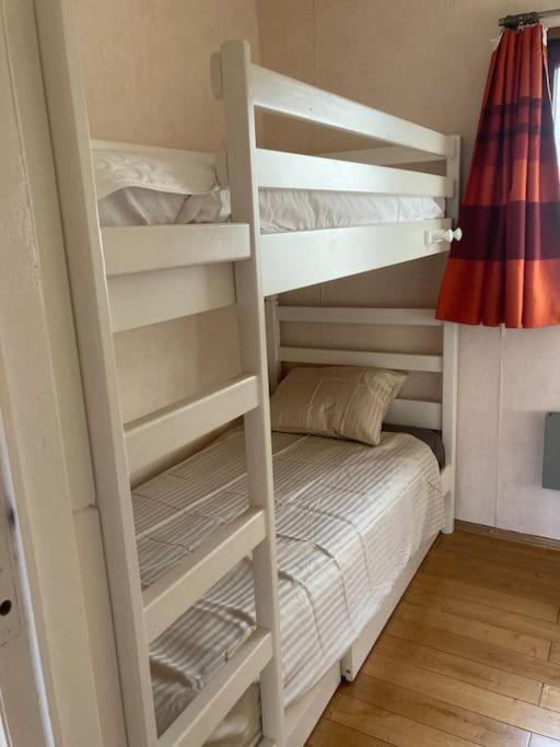 Postel nebo postele na pokoji v ubytování Le lit de la Semois