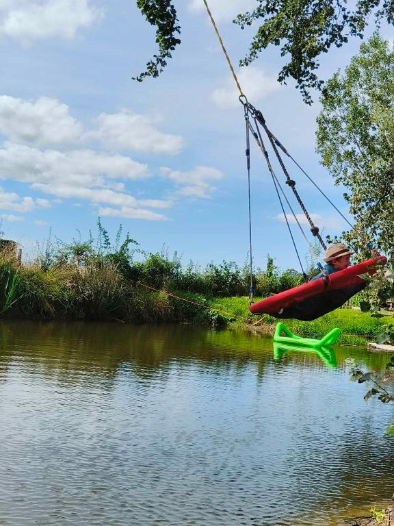 Výhled na řeku, která protéká v blízkosti prázdninového domu