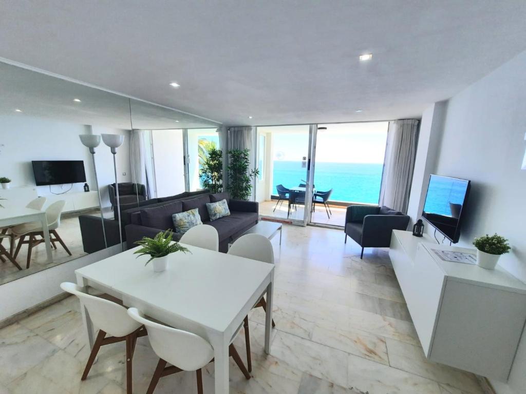 TV a/nebo společenská místnost v ubytování Sunset Ocean View