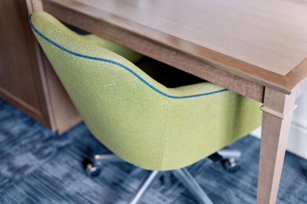 Sonesta Essential Vacaville Napa Valley - King Room With Roll-In Shower - Disability Access