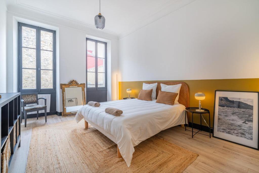 une chambre avec un grand lit dans une pièce dans l'établissement Chez Max à 2 minutes du Palais longchamp, à Marseille