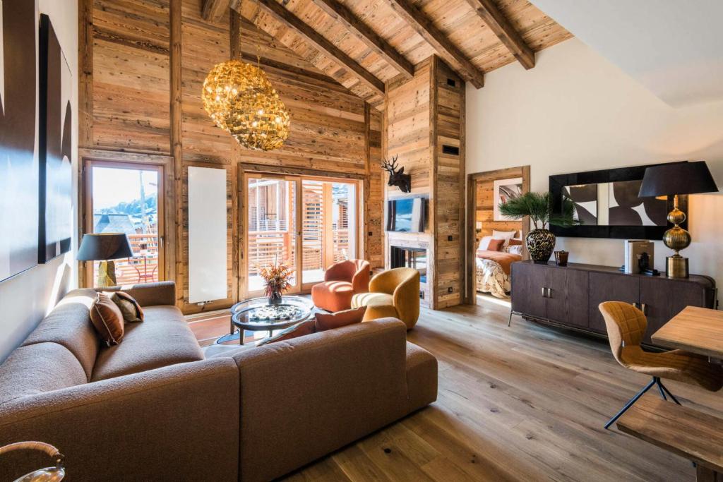 un salon avec un canapé et une télévision dans l'établissement Résidence Le Stella - Magnifique appartement haut de gamme MAE-0911, aux Gets