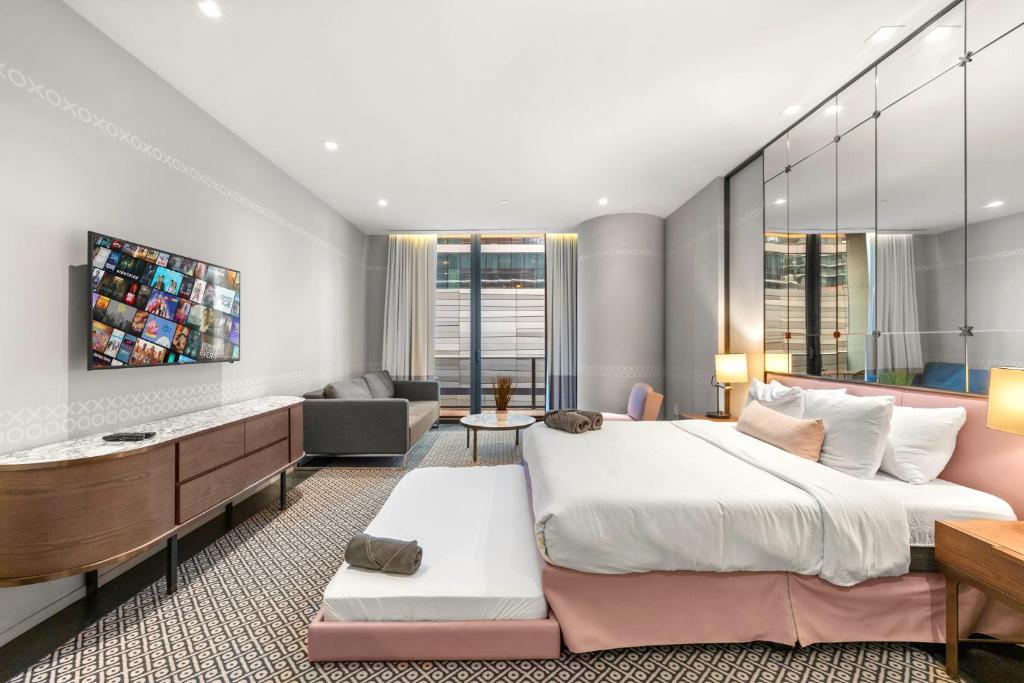 Postel nebo postele na pokoji v ubytování Luxury King Suite W City view at SLS Brickell