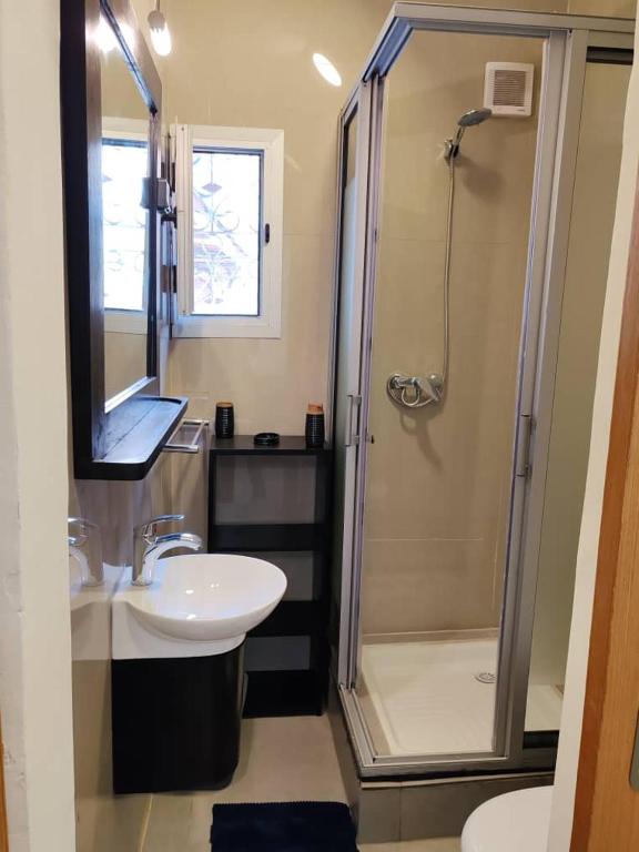 ein Badezimmer mit Waschbecken und Dusche in der Unterkunft Lodje in Douala