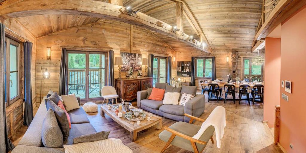 salon z kanapą i stołem w obiekcie Chalet La Sachette - Chalets pour 14 Personnes MAE-1831 w mieście Tignes