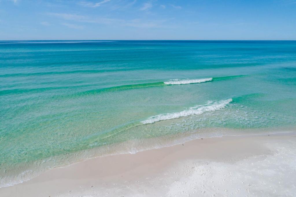 Camp District of WaterColor - Outdoor TV and Porches في شاطئ سانتا روزا: اطلالة جوية على المحيط والشاطئ