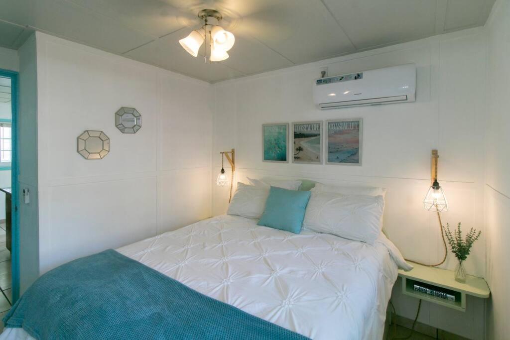 Giường trong phòng chung tại Candyland Apartment Rentals