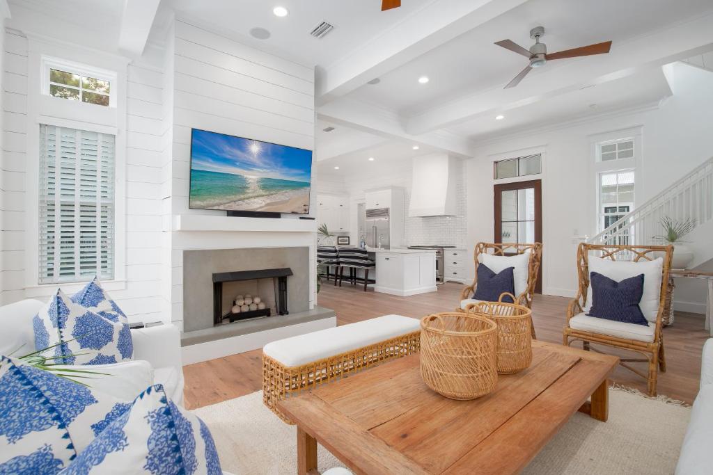 Una sala de estar con chimenea y televisión. en Private Pool - Carriage House - Ping Pong - Luxury, en Santa Rosa Beach