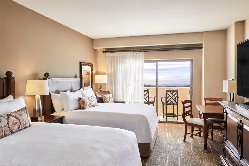 Postel nebo postele na pokoji v ubytování JW Marriott Tucson Starr Pass Resort
