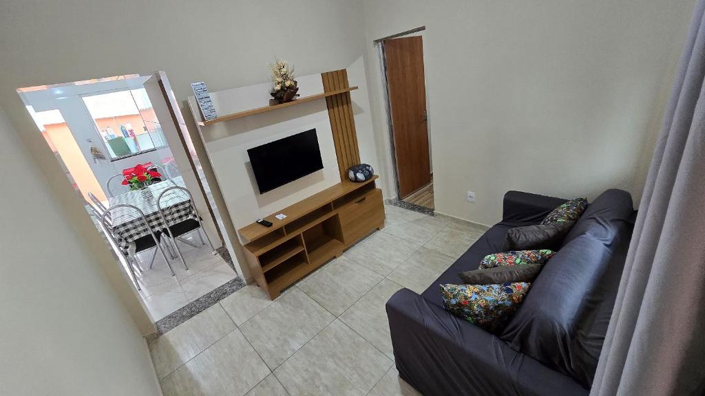 TV/trung tâm giải trí tại Linda Casa tudo novinho 2 QTS churrasqueira BH