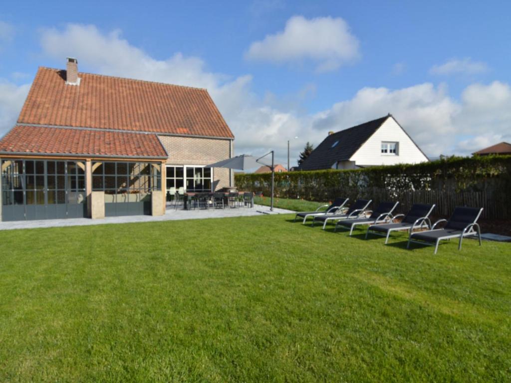 een groep stoelen op het gras in een tuin bij Magnificent Holiday Home in Middelkerke in Middelkerke