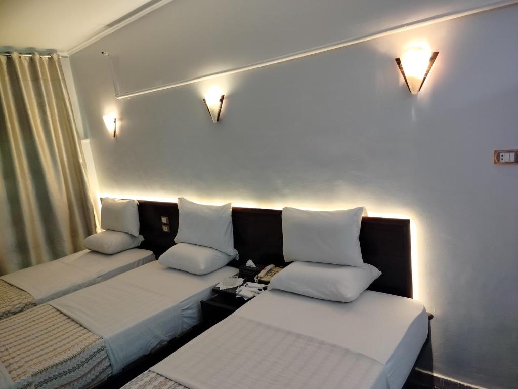 Postel nebo postele na pokoji v ubytování Abo Elwafa Hotel