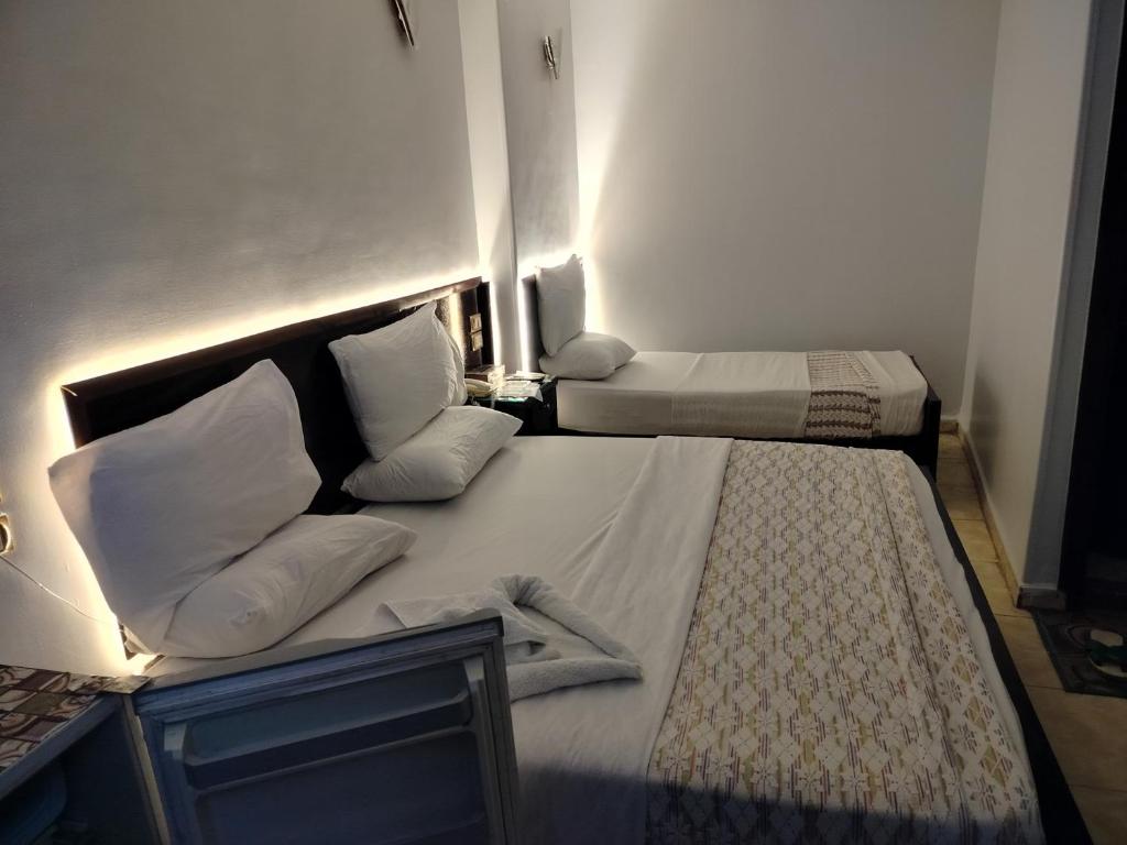 Postel nebo postele na pokoji v ubytování Abo Elwafa Hotel