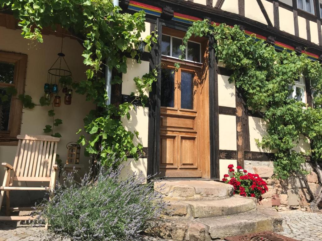 Κήπος έξω από το Historisches Fachwerk-Ferienhaus mit Weinkeller und Garten, gute Lage