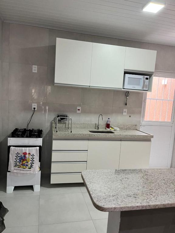 Kuchyň nebo kuchyňský kout v ubytování LOFT PAJUMAR 1 ANDAR 300mt PRAIA PAJUCARA
