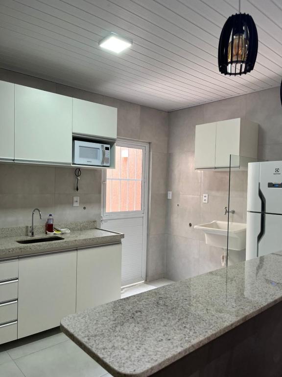 Kuchyň nebo kuchyňský kout v ubytování LOFT PAJUMAR 1 ANDAR 300mt PRAIA PAJUCARA