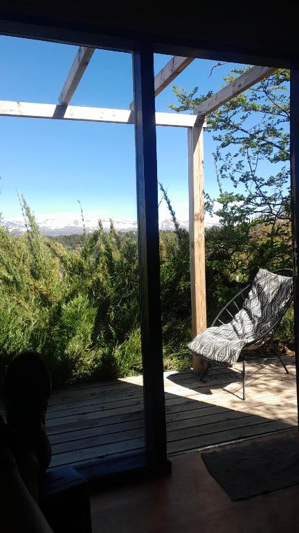 un'amaca su un portico con vista di dormis bar a San Martín de los Andes