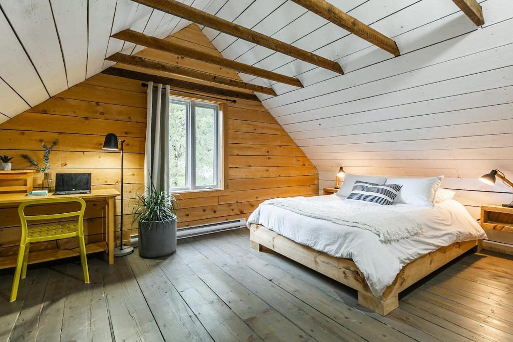 Кровать или кровати в номере Le 10 - Spa Sauna Shower Bromont Lac-Brome