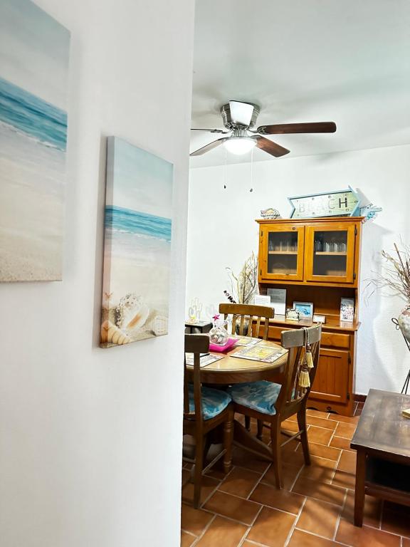 a dining room with a table and a painting on the wall at Palacio de cristal, Fiesta de cortes 101, Casa Hermar in Puerto Peñasco