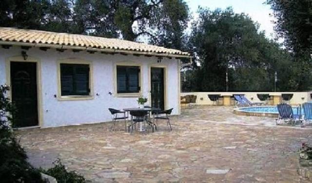 Bazén v ubytování Olympia Paxos Villas & Apartments nebo v jeho okolí