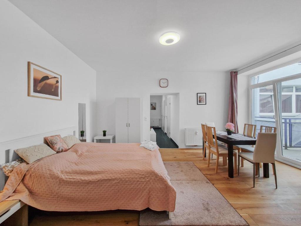 Postel nebo postele na pokoji v ubytování Stockerau Sky Terrace